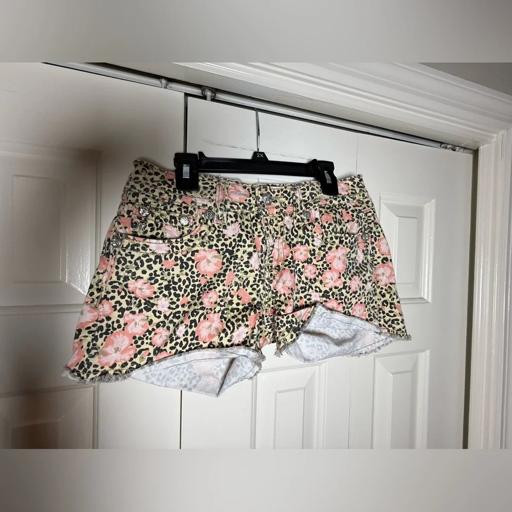 Miss Me‎ low-rise hibiscus floral leopard print fray denim shorts